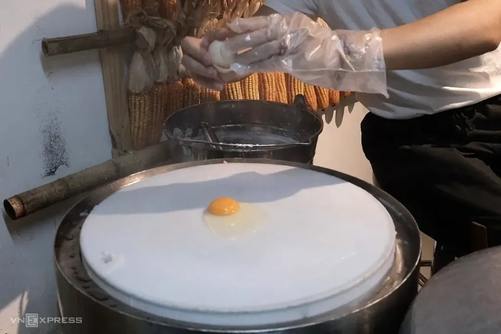 Hình minh họa: Bánh cuốn nước hầm xương đặc sản Cao Bằng ở TP HCM