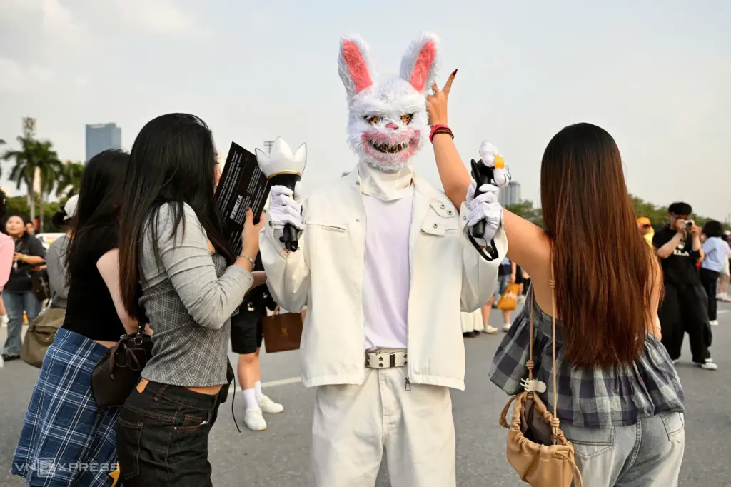 Hình minh họa: Hàng chục nghìn fan đổ về Mỹ Đình chờ concert BigBang