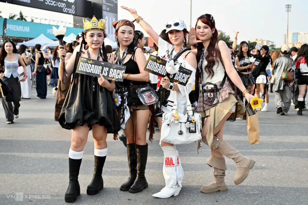 Hình minh họa: Hàng chục nghìn fan đổ về Mỹ Đình chờ concert BigBang