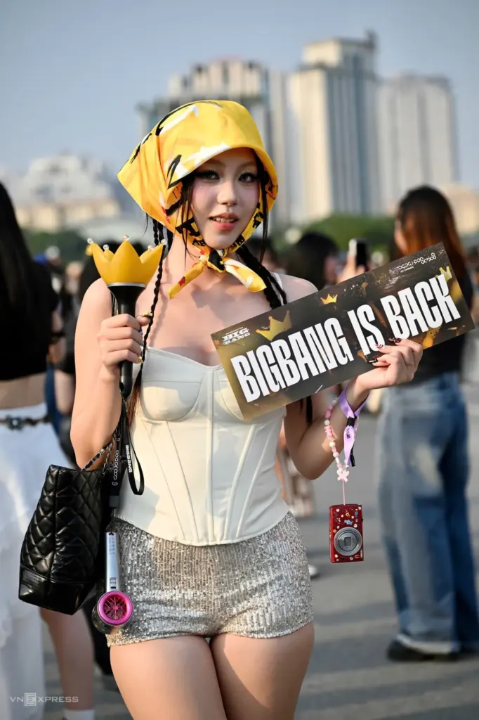 Hình minh họa: Hàng chục nghìn fan đổ về Mỹ Đình chờ concert BigBang