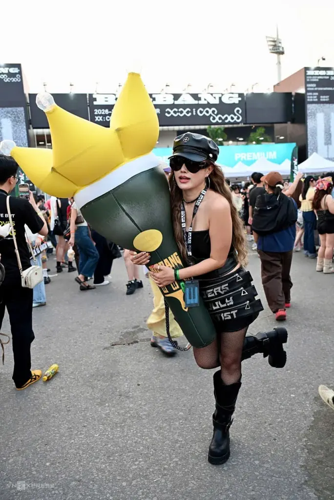 Hình minh họa: Fan đội vương miện, trang điểm lấp lánh xem concert BigBang