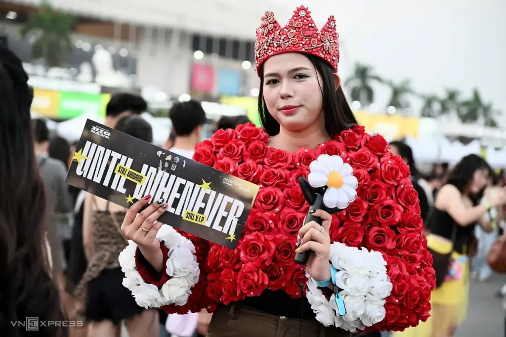 Hình minh họa: Fan đội vương miện, trang điểm lấp lánh xem concert BigBang
