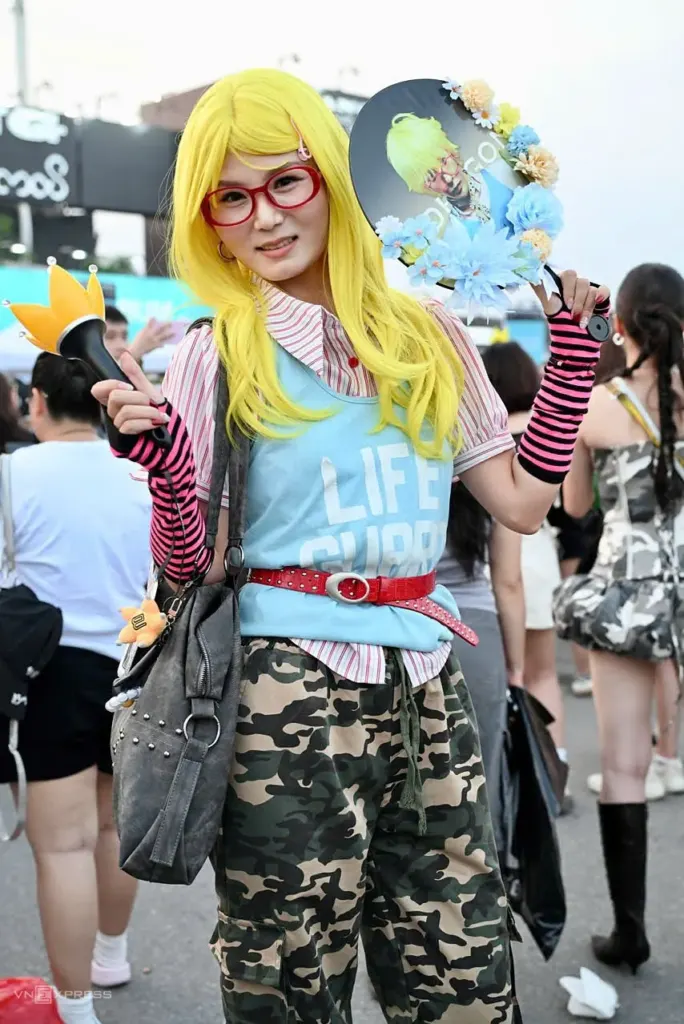 Hình minh họa: Fan đội vương miện, trang điểm lấp lánh xem concert BigBang