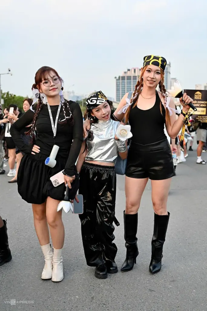 Hình minh họa: Fan đội vương miện, trang điểm lấp lánh xem concert BigBang