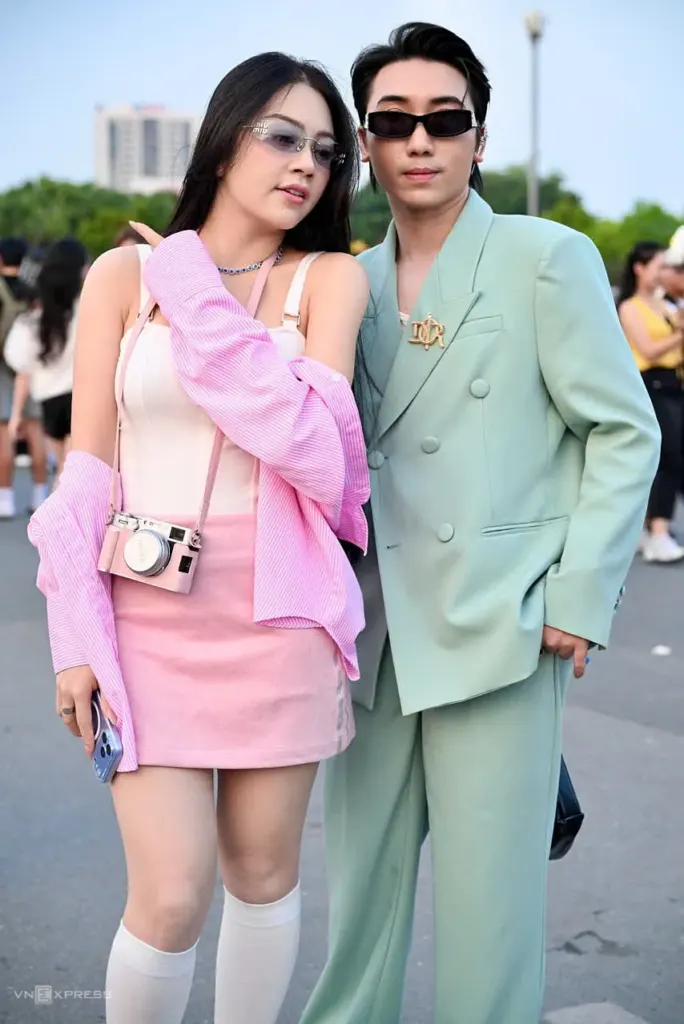 Hình minh họa: Fan đội vương miện, trang điểm lấp lánh xem concert BigBang