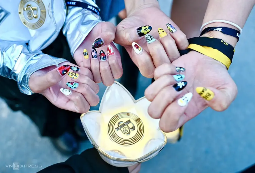 Hình minh họa: Fan đội vương miện, trang điểm lấp lánh xem concert BigBang