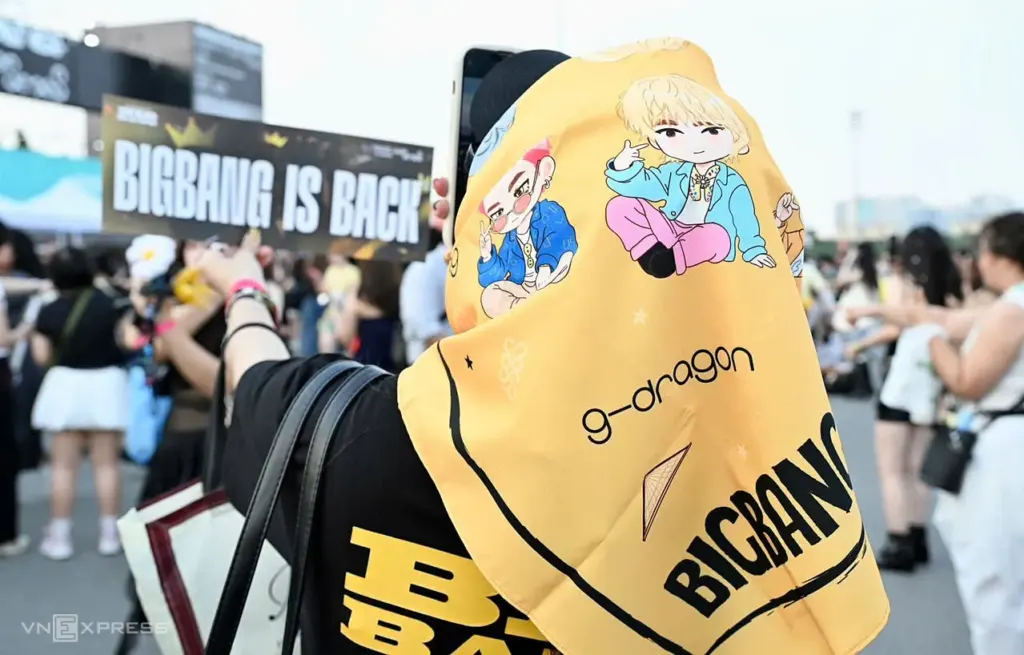Hình minh họa: Fan đội vương miện, trang điểm lấp lánh xem concert BigBang