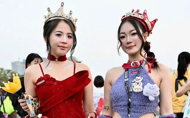 Fan đội vương miện, trang điểm lấp lánh xem concert BigBang