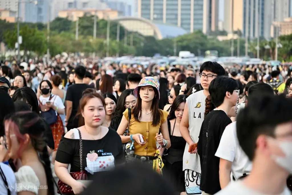 Hình minh họa: Fan đổ về sân vận động chờ concert BigBang ngày cuối