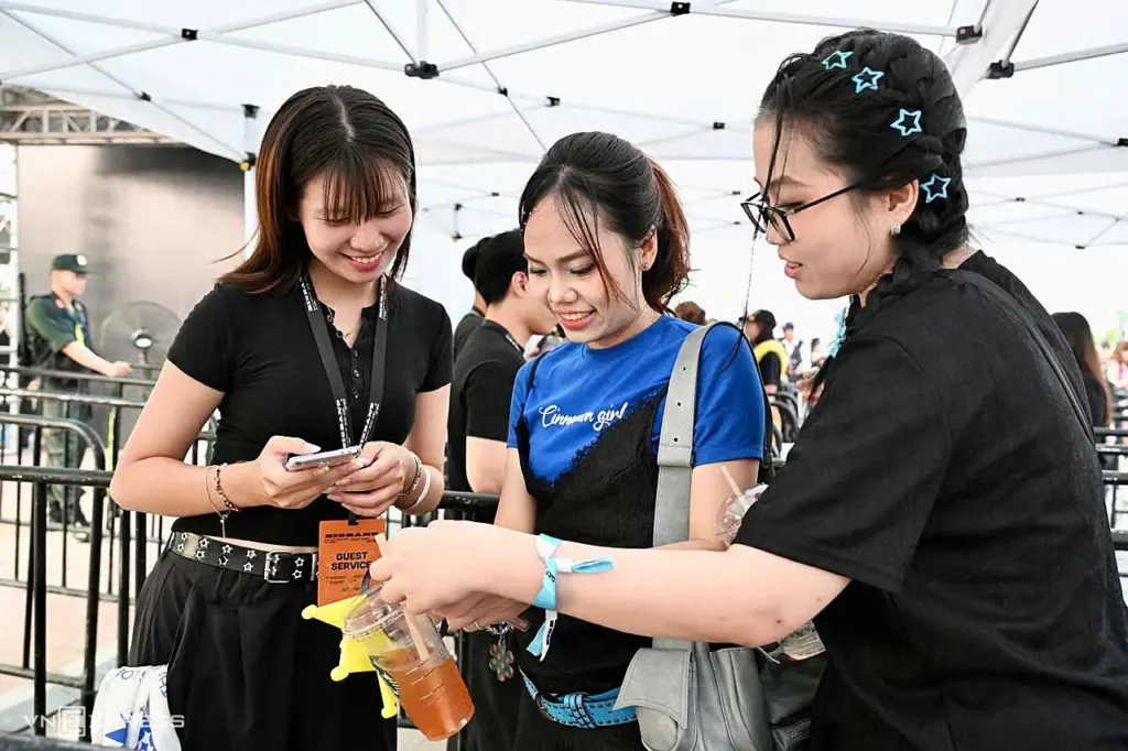 Hình minh họa: Fan đổ về sân vận động chờ concert BigBang ngày cuối