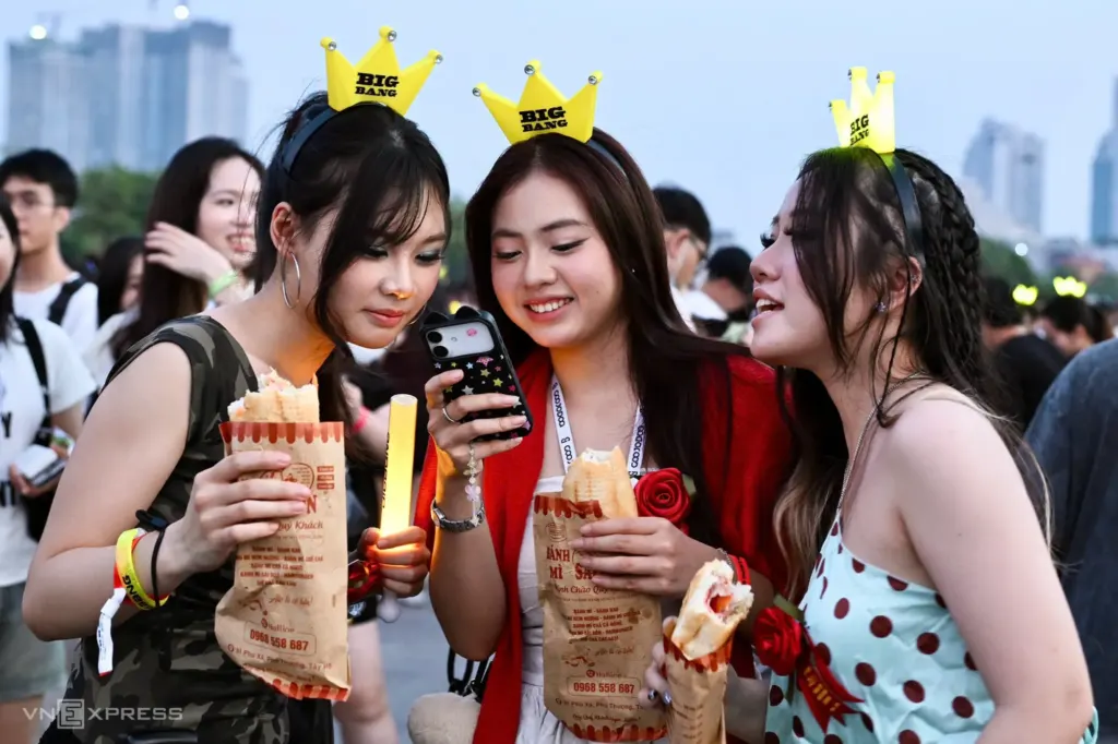 Hình minh họa: Fan đổ về sân vận động chờ concert BigBang ngày cuối