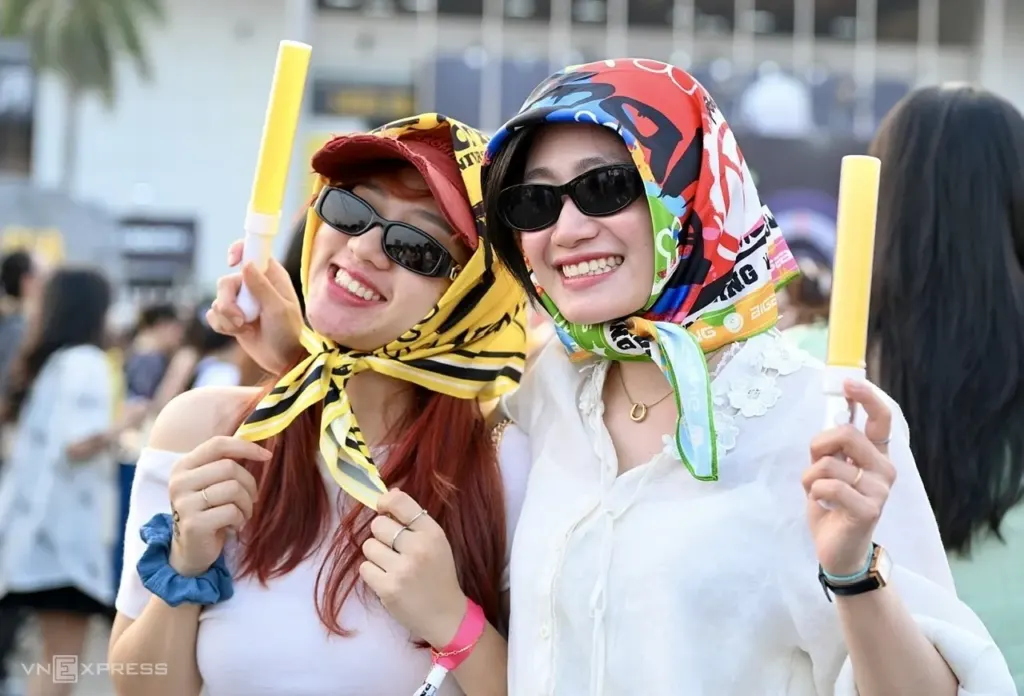 Hình minh họa: Fan đổ về sân vận động chờ concert BigBang ngày cuối