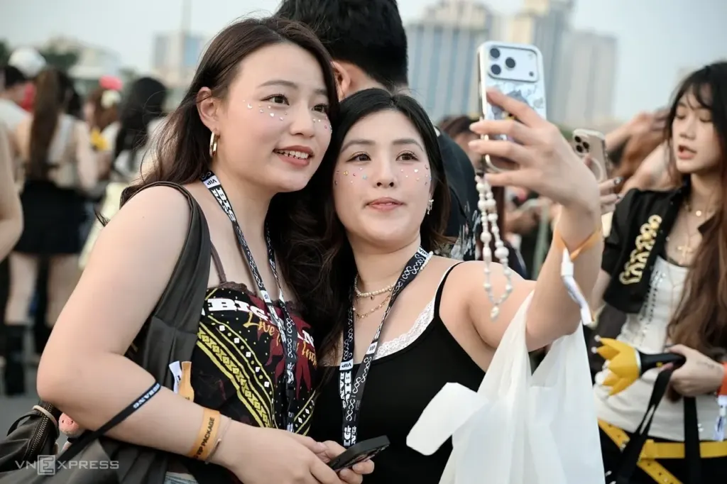 Hình minh họa: Fan đổ về sân vận động chờ concert BigBang ngày cuối