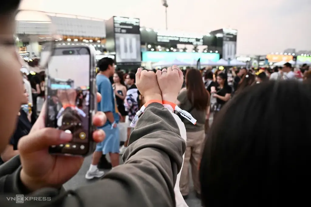Hình minh họa: Fan đổ về sân vận động chờ concert BigBang ngày cuối