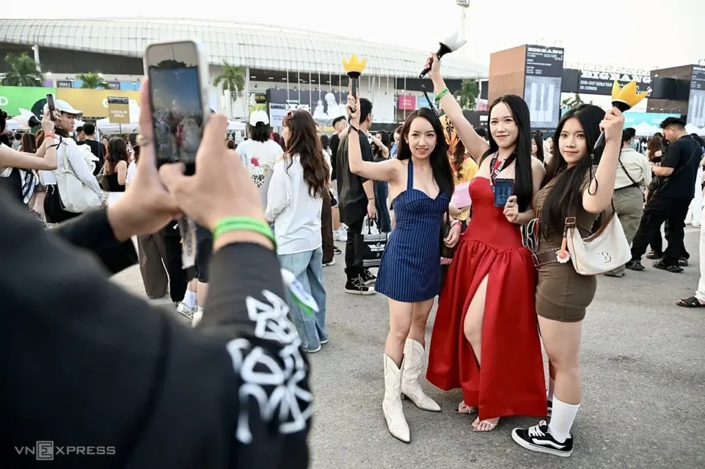 Hình minh họa: Fan đổ về sân vận động chờ concert BigBang ngày cuối
