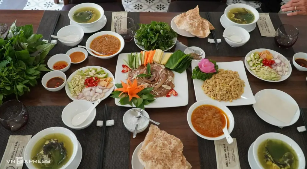 Hình minh họa: Gỏi nhệch Nga Sơn – đặc sản với hàng chục loại rau, gia vị