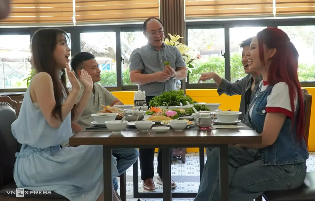 Hình minh họa: Gỏi nhệch Nga Sơn – đặc sản với hàng chục loại rau, gia vị