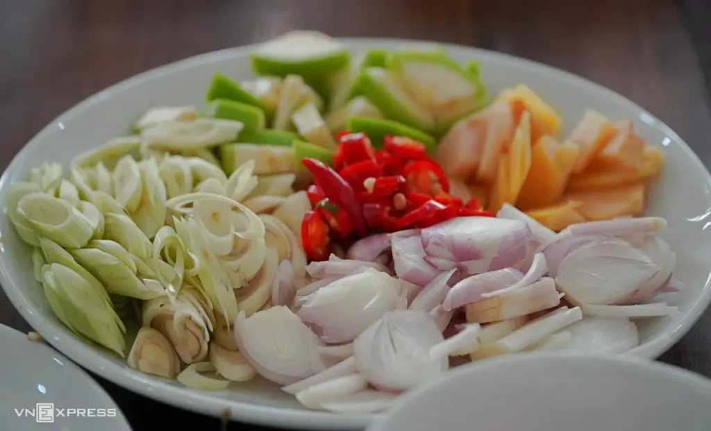Hình minh họa: Gỏi nhệch Nga Sơn – đặc sản với hàng chục loại rau, gia vị