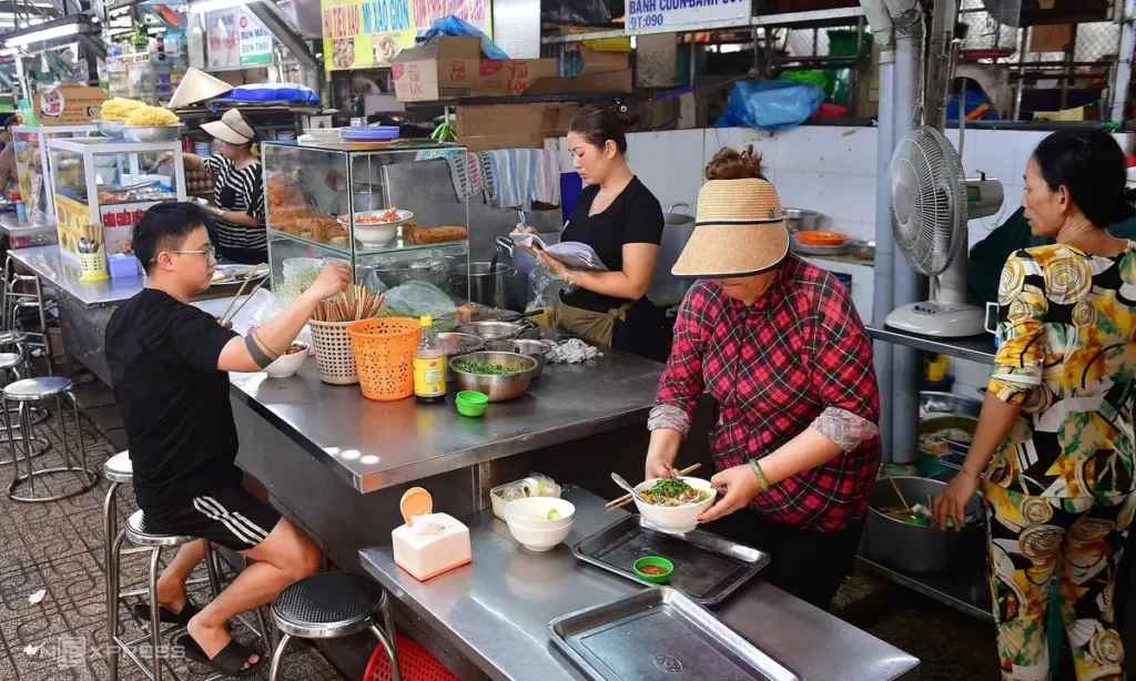 Hình minh họa: Ngôi chợ trăm tuổi giữa khu người Hoa ở TP HCM