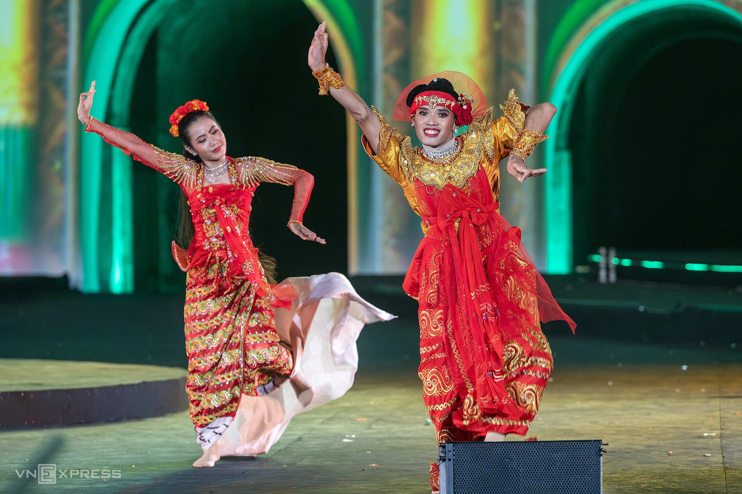 Hình minh họa: Nghệ sĩ diễn bế mạc Lễ hội văn hóa Thế giới tại Hà Nội