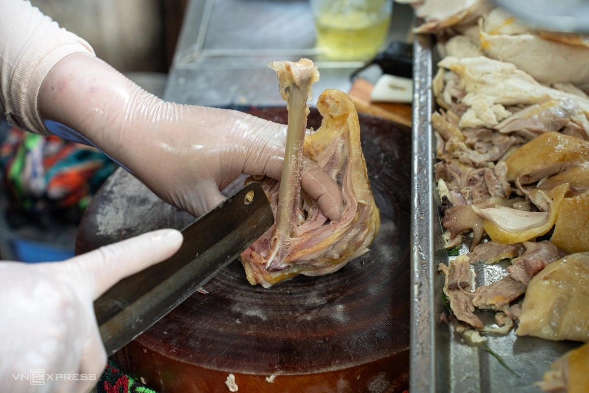 Hình minh họa: Quán phở gà Michelin chiều khách, bán giá linh hoạt