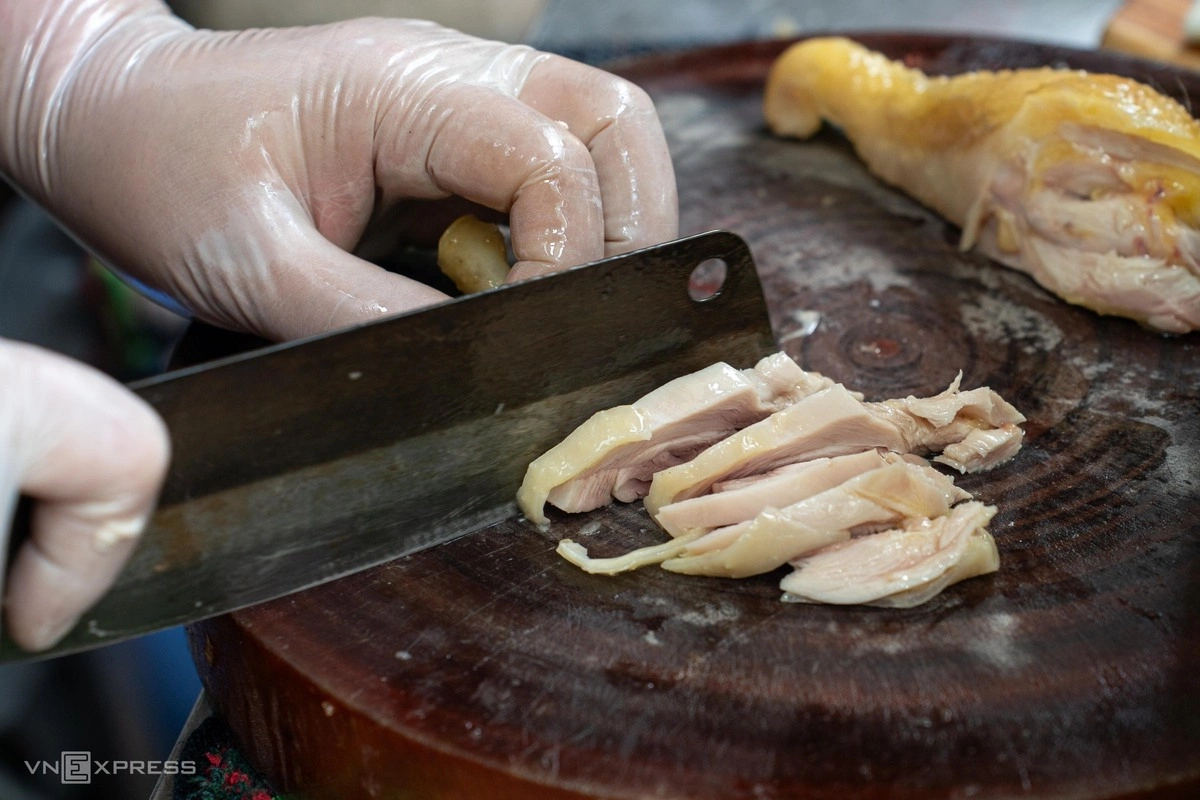 Hình minh họa: Quán phở gà Michelin chiều khách, bán giá linh hoạt