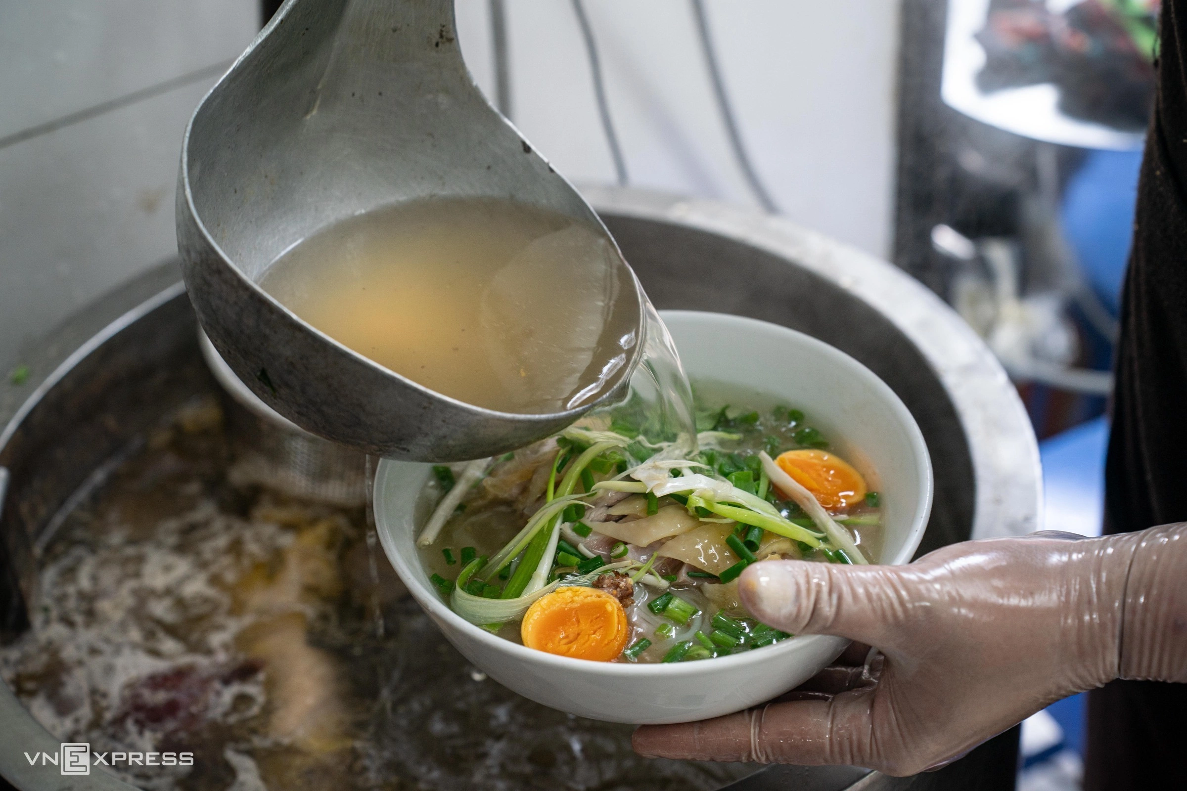 Hình minh họa: Quán phở gà Michelin chiều khách, bán giá linh hoạt
