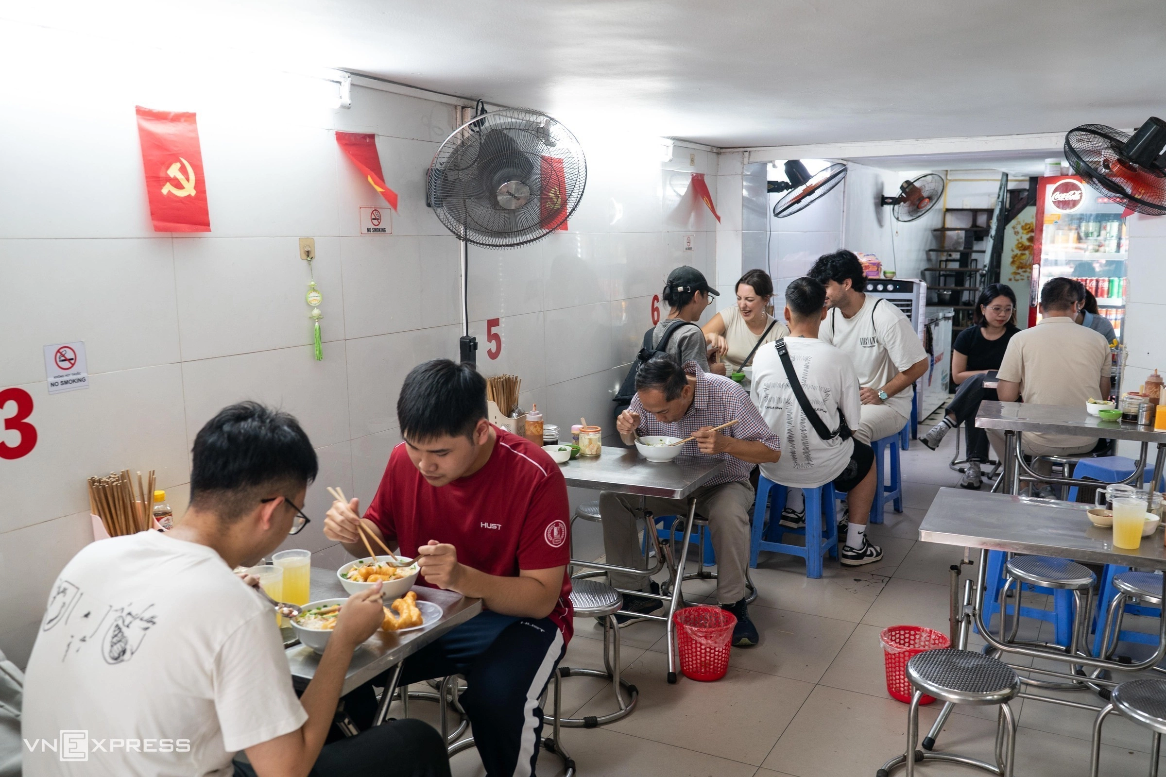 Hình minh họa: Quán phở gà Michelin chiều khách, bán giá linh hoạt