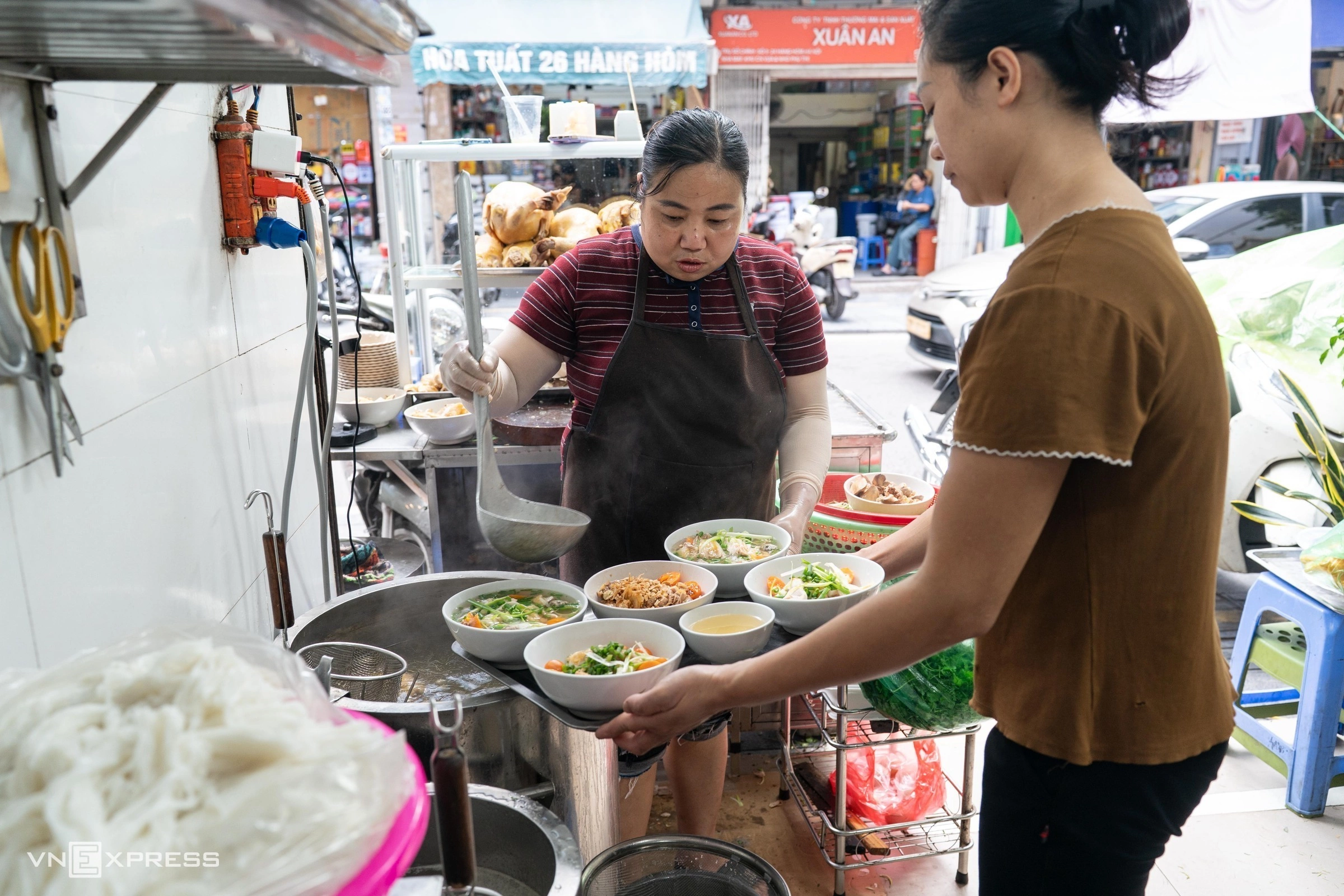 Hình minh họa: Quán phở gà Michelin chiều khách, bán giá linh hoạt