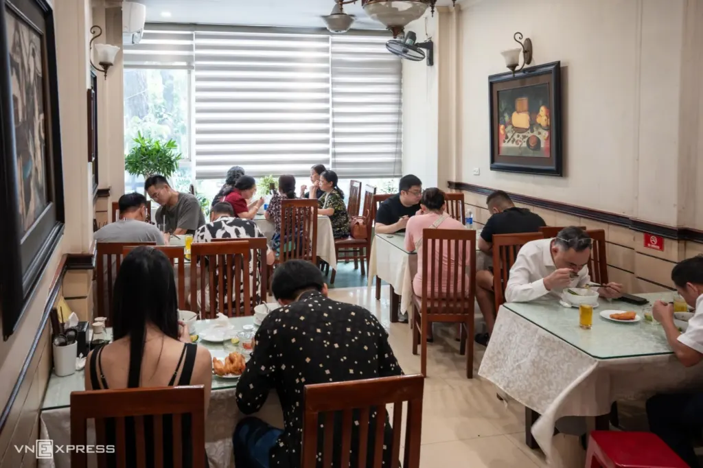 Hình minh họa: Phở gà 160.000 đồng hút khách ở phố cổ Hà Nội