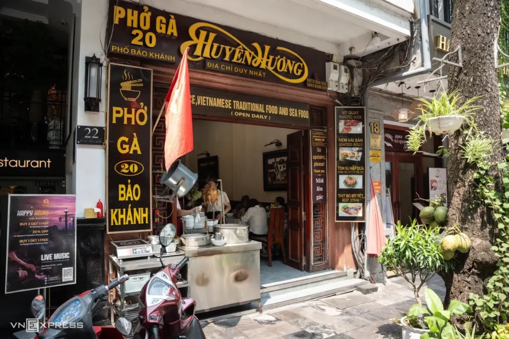 Hình minh họa: Phở gà 160.000 đồng hút khách ở phố cổ Hà Nội