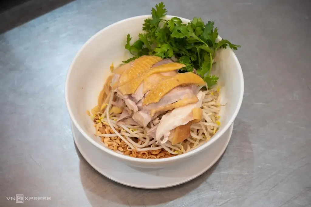 Hình minh họa: Phở gà 160.000 đồng hút khách ở phố cổ Hà Nội