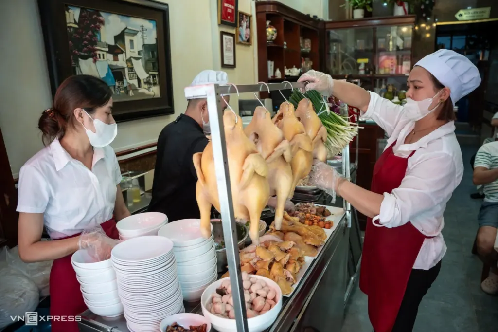 Hình minh họa: Phở gà 160.000 đồng hút khách ở phố cổ Hà Nội