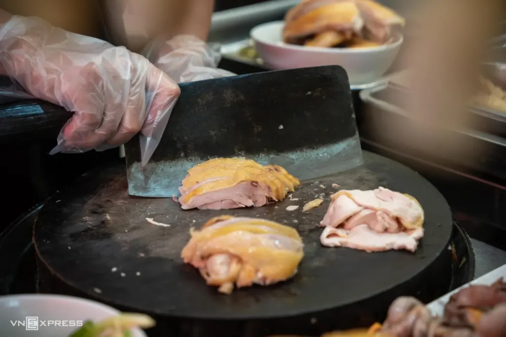 Hình minh họa: Phở gà 160.000 đồng hút khách ở phố cổ Hà Nội