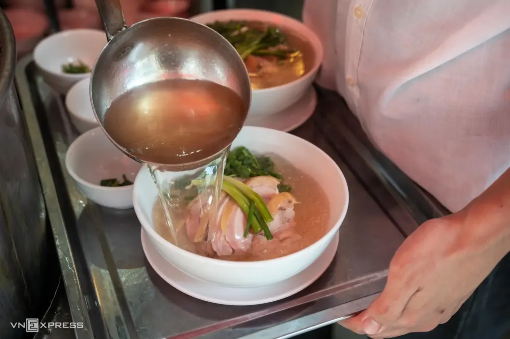 Hình minh họa: Phở gà 160.000 đồng hút khách ở phố cổ Hà Nội