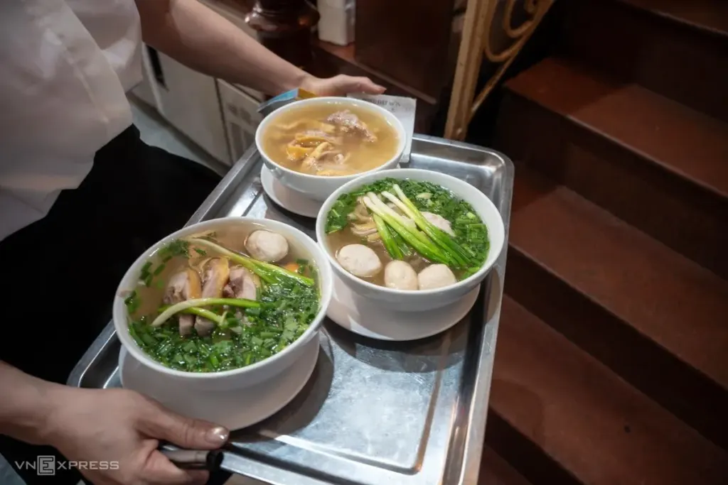 Hình minh họa: Phở gà 160.000 đồng hút khách ở phố cổ Hà Nội