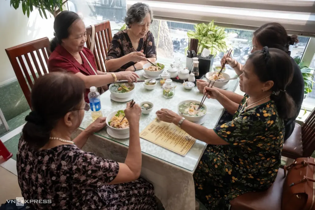 Hình minh họa: Phở gà 160.000 đồng hút khách ở phố cổ Hà Nội