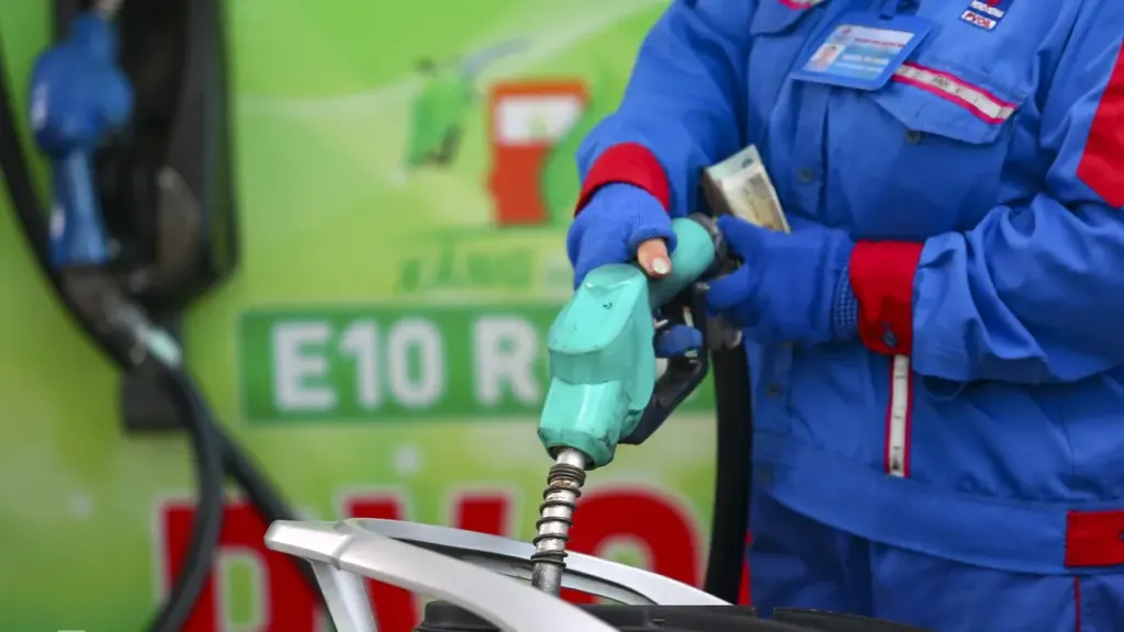 Hình minh họa: Giá xăng E10 giảm hơn 1.800 đồng một lít