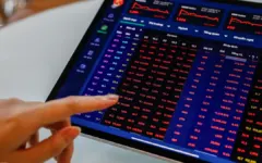 VN-Index giảm sâu phiên cuối tháng