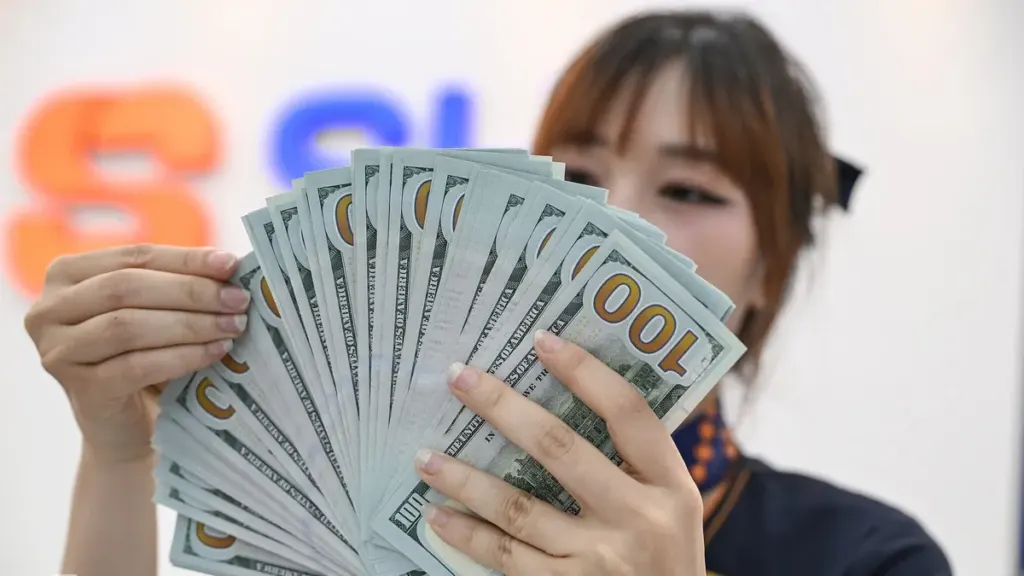 Hình minh họa: Giá USD ngân hàng đảo chiều tăng