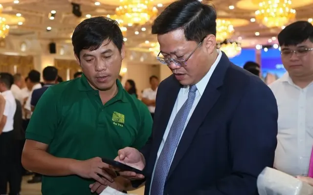 Chủ tịch Quảng Ngãi ‘soi’ QR code, góp ý bao bì sản phẩm cho doanh nghiệp