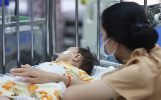Bệnh hô hấp tăng mạnh ở TP HCM, nhiều trẻ cấp cứu