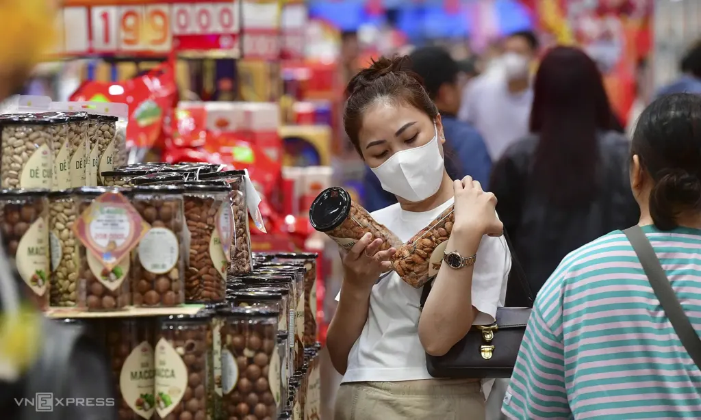 Hình minh họa: Người tiêu dùng thận trọng chi tiêu