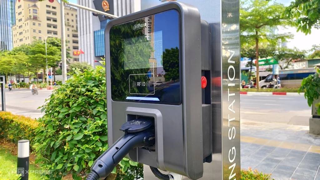 Hình minh họa: Trạm sạc phải dùng chung cho các xe điện tương thích từ giữa 2027